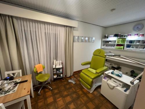 an office with a green chair and a desk at Strandnest Büsum in Büsum