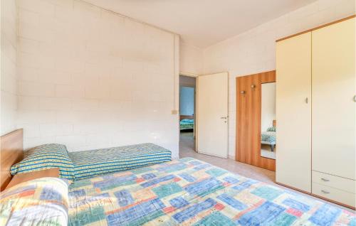 - une chambre avec un lit et un placard dans l'établissement Cabianca 2, à Rosolina Mare