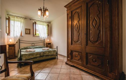1 dormitorio con 1 cama y un gran armario de madera en Poggiomelo, en Piemonte