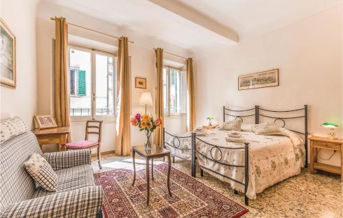 1 dormitorio con 1 cama y 1 sofá en Beautiful Apartment In Firenze With Kitchen en Florencia