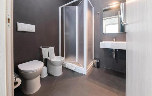 y baño con aseo, ducha y lavamanos. en Nice Apartment In San Cataldo With Wifi, en San Cataldo