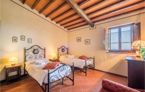 1 dormitorio con 2 camas en una habitación en Boccherini, en Montaione