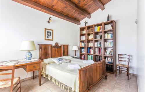 - une chambre avec un lit, un bureau et des étagères dans l'établissement Casa Olivella, à Cannizzara