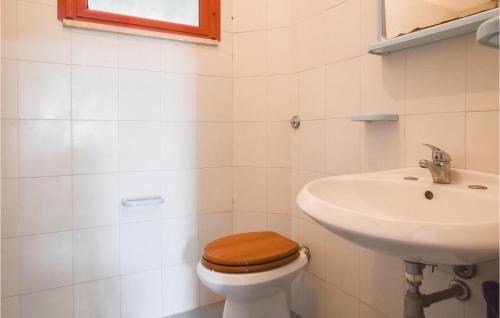 een badkamer met een toilet en een wastafel bij 2 Bedroom Cozy Apartment In Botricello in Botricello