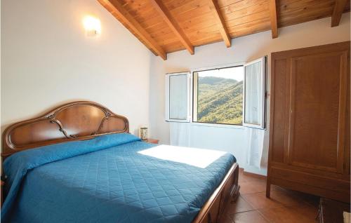 StellanelloにあるAgriturismo Borgo Degli Uliviのベッドルーム1室(ベッド1台、大きな窓付)