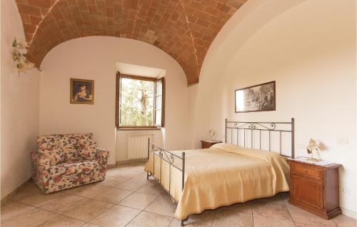1 dormitorio con 1 cama, 1 silla y 1 ventana en Corneto 5, en Pomarance