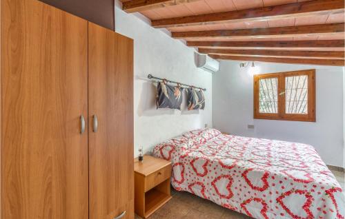 een slaapkamer met een bed en een houten kast bij Casa Leo in Casa SantʼEugenia