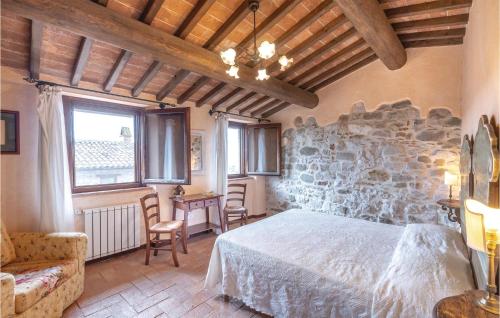 1 dormitorio con cama y pared de piedra en Proust, en Canonica