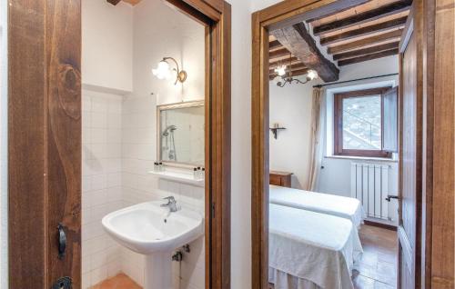 y baño con lavabo y espejo. en Proust, en Canonica