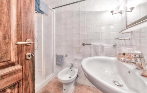 モンタイオーネにあるGinevra - Podere Moricciの白いバスルーム(洗面台、トイレ付)