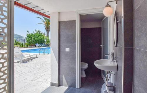 La salle de bains est pourvue de toilettes et d'un lavabo à côté de la piscine. dans l'établissement Villa Emeliarco, à Capaccio-Paestum