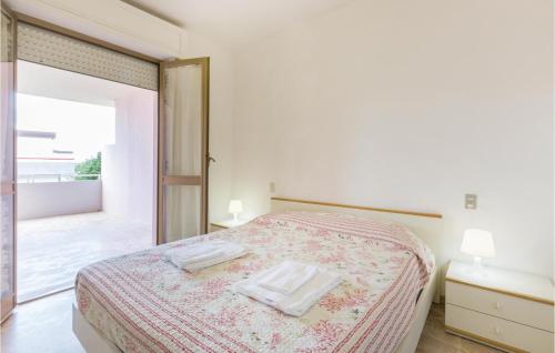 アルバ・アドリアティカにある12-a Bis Int, 21の白いベッドルーム(タオル付きのベッド付)