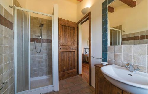 y baño con ducha, lavamanos y ducha. en Amazing Home In Citt Di Castello Pg With Kitchen, en Monte Castelli