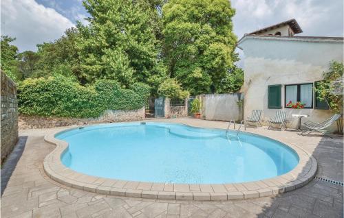 una piscina en un patio con una casa en Casa Orange, en Tissano