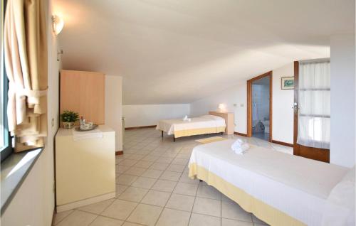 3 Bedroom Cozy Home In Massarosa tesisinde bir odada yatak veya yataklar