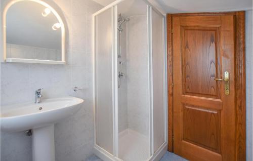 Kúpeľňa v ubytovaní 3 Bedroom Cozy Home In Massarosa