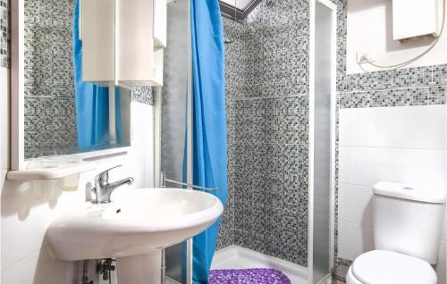 Phòng tắm tại Nice Home In Nicolosi With Wifi