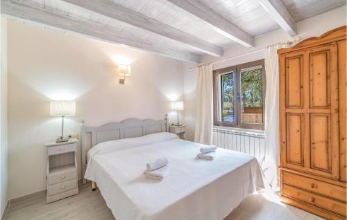 ein weißes Schlafzimmer mit einem Bett und einem Fenster in der Unterkunft 4 Bedroom Lovely Home In Muro in San Lorenzo