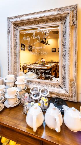 un espejo con un montón de platos en una mesa en Margaret River Guest House, en Margaret River Town