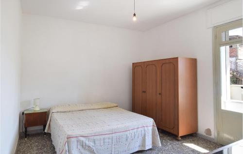 una camera con letto, cassettiera e finestra di 2 Bedroom Lovely Apartment In Sellia Marina a Sellia Marina