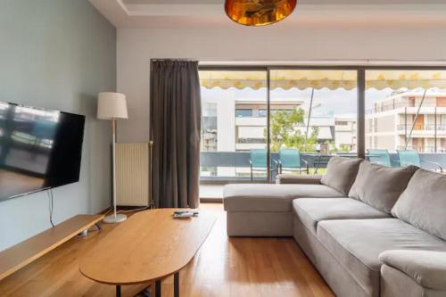 Βright Walled Designed Apt in Glyfada Center 1Gbps