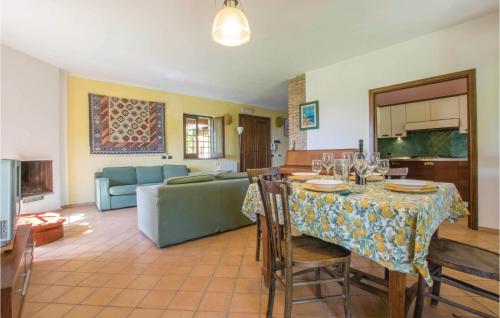Televízia a/alebo spoločenská miestnosť v ubytovaní Two-Bedroom Holiday Home In S,maria Di Ricadi -Vv-