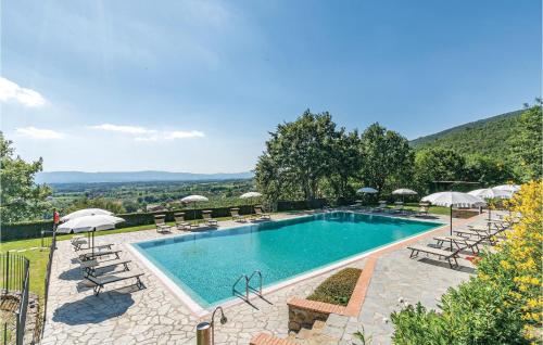 a swimming pool with chairs and umbrellas at La Veranda in San Giustino Valdarno