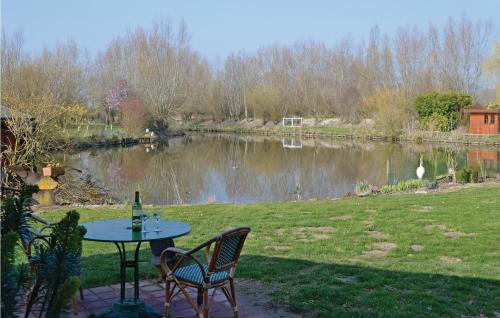En trädgård utanför Nice Home In Watten With Lake View
