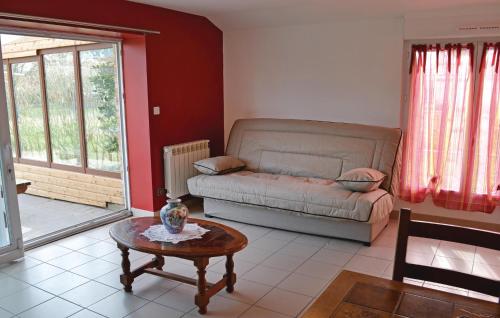 - un salon avec un canapé et une table basse dans l'établissement Nice Home In Watten With Lake View, à Watten