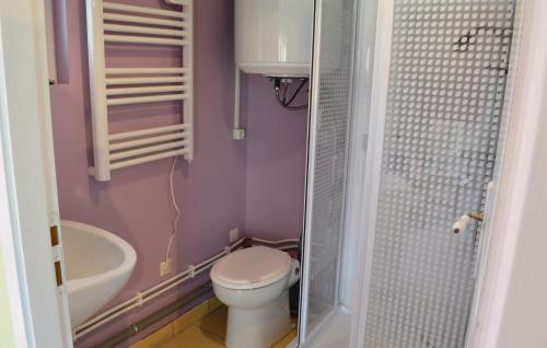 La petite salle de bains est pourvue de toilettes et d'un lavabo. dans l'établissement Nice Home In Watten With Lake View, à Watten