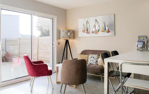Una sala de estar con una mesa y sillas y una ventana. en Nice Home In Saint Germain Sur Ay, en Saint-Germain-sur-Ay