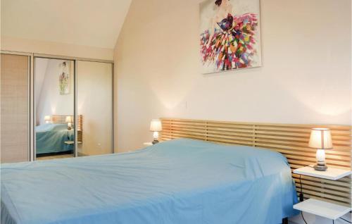 מיטה או מיטות בחדר ב-Awesome Home In Saint Germain Sur Ay With Kitchen