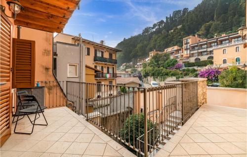 Un balcón con una mesa y una silla. en Awesome Apartment In Toscolano Maderno, en Toscolano Maderno