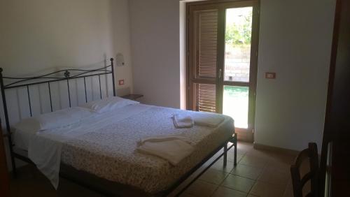 ein Bett in einem Schlafzimmer mit einem Fenster und einem Bettgitter in der Unterkunft Agriturismo Monte dell'Olmo in Trevignano Romano