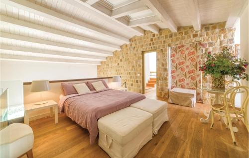 1 dormitorio con cama y pared de ladrillo en Cerasuola, en Alia