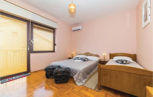 Un pat sau paturi într-o cameră la Cozy Apartment In Okrug Gornji With Outdoor Swimming Pool