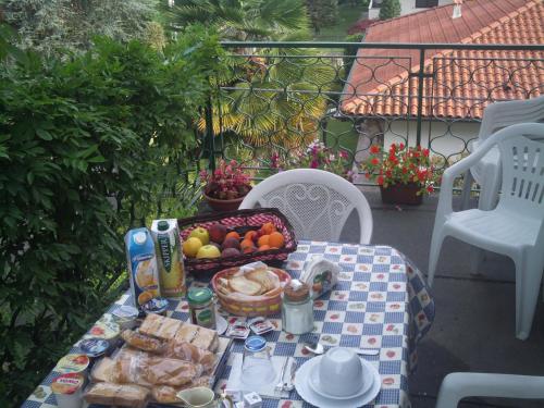 uma mesa de piquenique com uma bandeja de comida na varanda em B&B Balestruccio em Pombia
