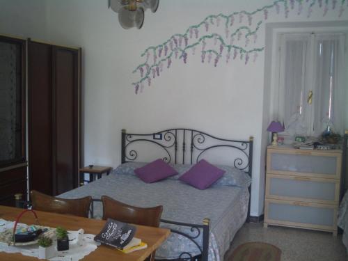 um quarto com uma cama com almofadas roxas em B&B Balestruccio em Pombia