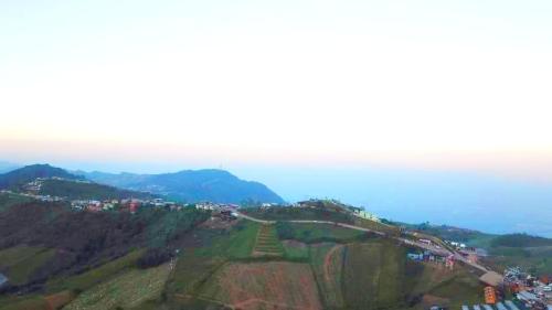 a view of a mountain with a road on it at ไร่รุ่งอรุณ ภูทับเบิก in Ban Maeo Thap Boek