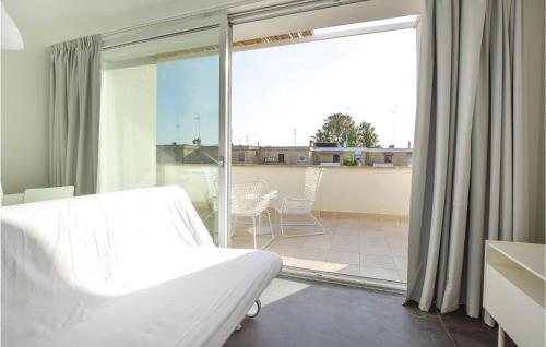 Habitación hospital con cama y balcón en Stunning Apartment In San Cataldo With 1 Bedrooms, Wifi And Outdoor Swimming Pool, en San Cataldo