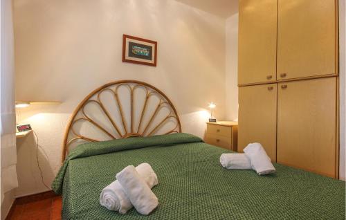 モンテ・ナイにあるBilo Beachのベッドルーム1室(緑色のベッド1台、タオル付)