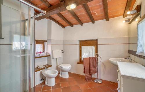 A bathroom at Pian Dusciano 22