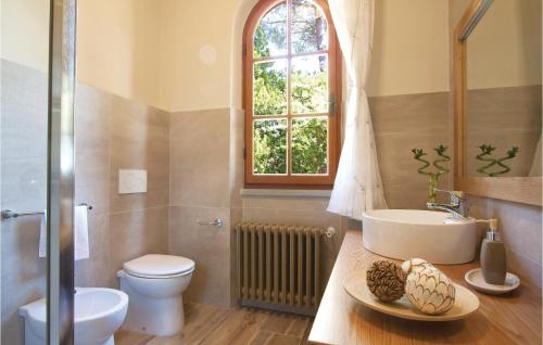 La salle de bains est pourvue d'un lavabo, de toilettes et d'une fenêtre. dans l'établissement Gallonero 1, à Tavarnelle in Val di Pesa