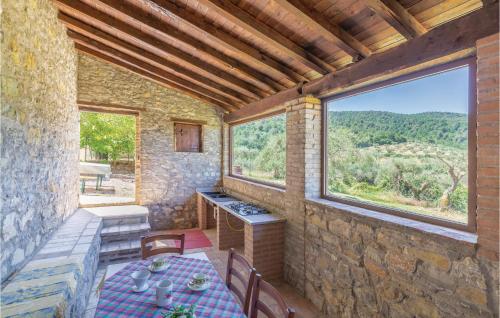 Un comedor con una mesa y un gran ventanal. en Il Poeta, en Montemelino