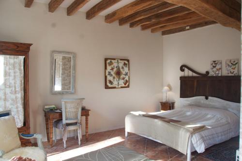 - une chambre avec un lit et une chaise dans l'établissement Château de la Chaise, à Saint-Georges-sur-Cher