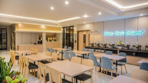 Restaurace v ubytování Front One King Hotel Tuban