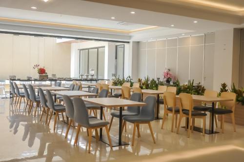 Restaurace v ubytování Front One King Hotel Tuban