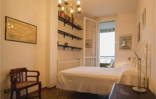 ヴァラッツェにあるCasa Charlieのベッドルーム1室(ベッド1台、椅子、窓付)