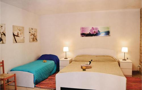 - une chambre avec 2 lits et une télévision dans l'établissement Borgo Mezzane, à Roe