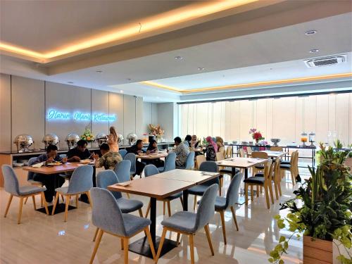 Restoran atau tempat lain untuk makan di Front One King Hotel Tuban